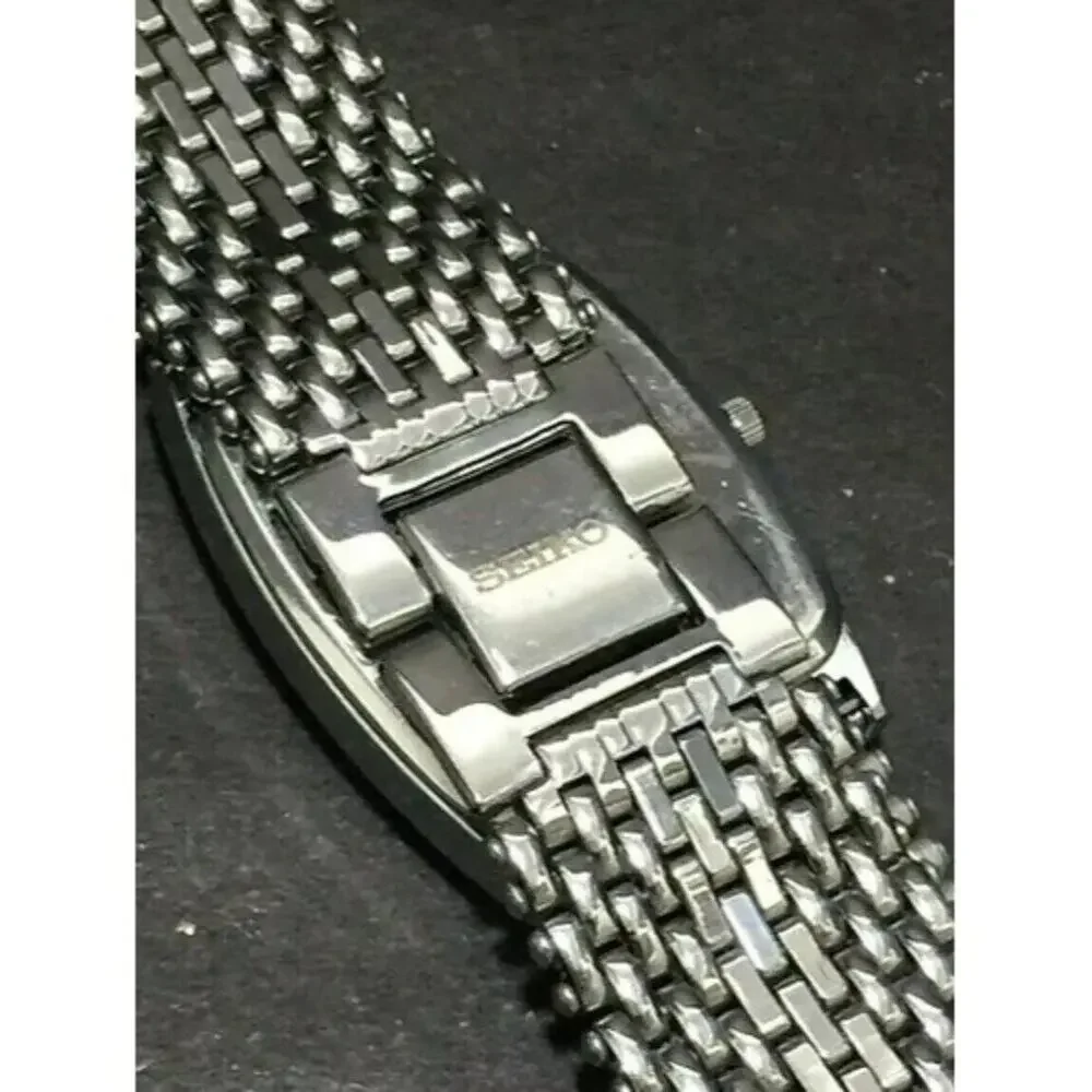 Vintage Style Seiko Quartz Mens Silver Watch & Green accents W/ Metal Strap